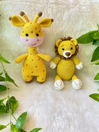 The complete lion and giraffe animal toy set.