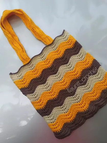 This is my Gelato tote bag, featuring a beautiful ripple stitch that creates a gentle wave pattern. I used an earthy color palette of yellow, brown, and beige for this piece.