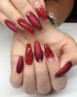 A bold choice for a modern bride. This set features matte and glittery red coffin nails with a single rhinestone accent for a touch of sparkle.