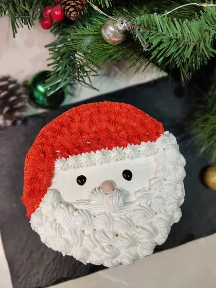 Ho ho ho! How cute is this Santa Claus face cake? Made with fluffy buttercream, it's a fun and festive treat for Christmas.
