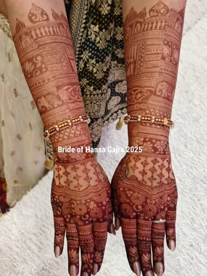 The stain speaks for itself. This photo shows the beautifully developed color of a traditional design featuring palace architecture and peacock motifs, a sign of a happy bride and quality henna.