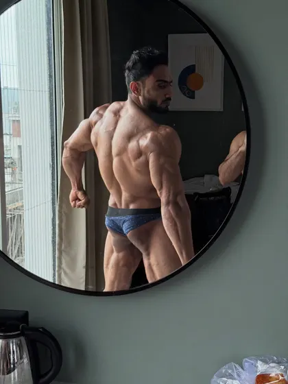 Show day update. A mirror selfie showing my back condition before stepping on stage.