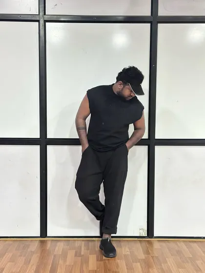 An all-black look against a clean background. Sometimes, simplicity makes the biggest statement. 💫