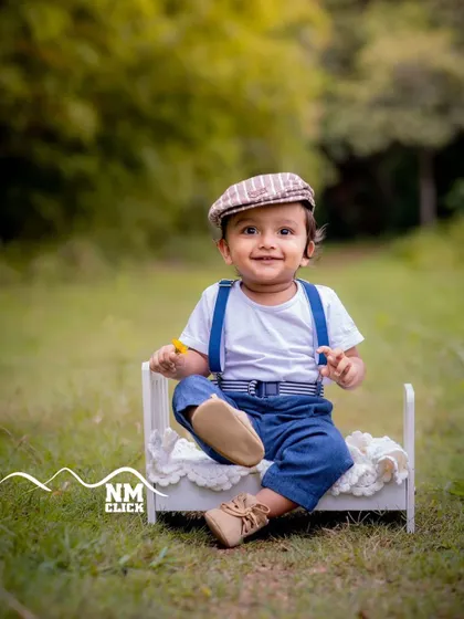 We love minimalist sessions just as much as our big themes. A simple prop like this tiny bed in an outdoor setting keeps the focus right on your adorable baby.