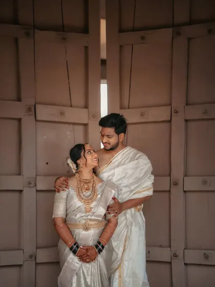 A classic portrait of a South Indian couple in their wedding attire. Their comfortable pose and the way they look at each other reflect a deep and easy love.