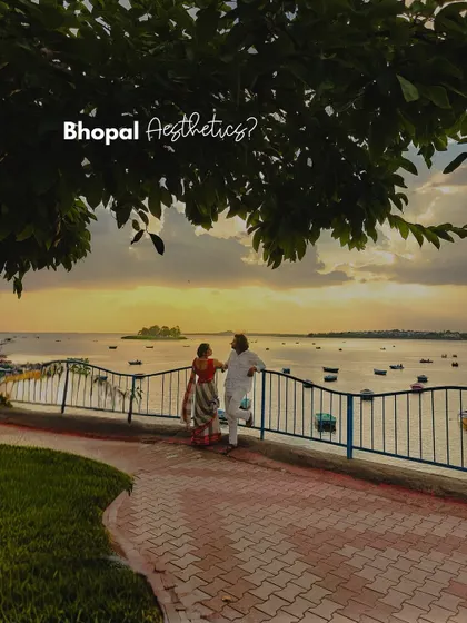 Showcasing Bhopal's aesthetic with a couple enjoying the view. This image highlights how we can use the city's natural beauty as a stunning backdrop for your romantic pre-wedding photos.