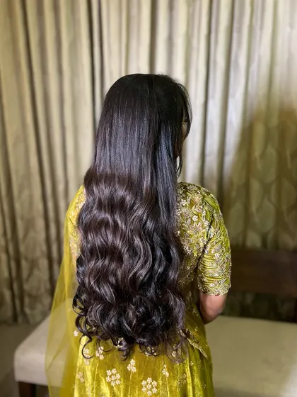 Simple, classic, and beautiful. This open hairstyle features soft, natural-looking waves, perfect for any occasion.