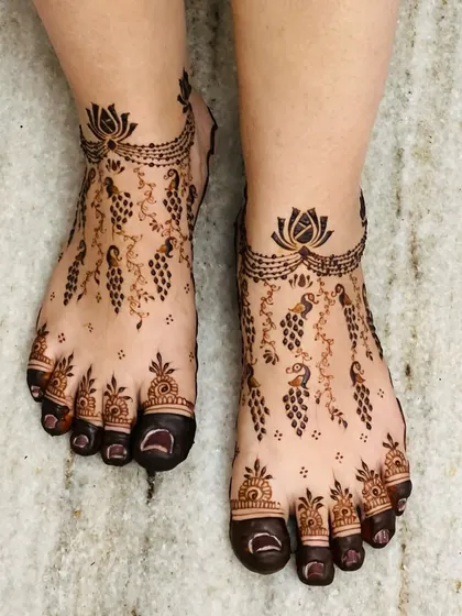 A clear, top-down view of the elegant peacock vine design for feet.