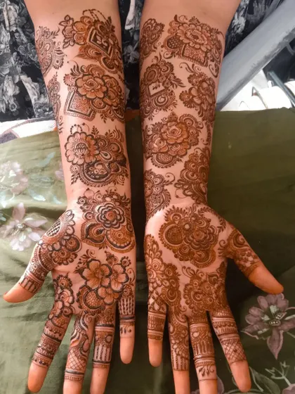 This floral bridal design is perfect for the bride who loves nature. The pattern is a cascade of flowers and leaves, creating a romantic and feminine look.