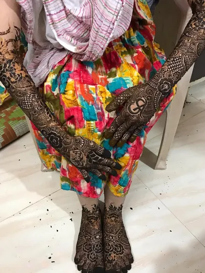 A full bridal set, including detailed work on both hands and feet for a complete and stunning look.