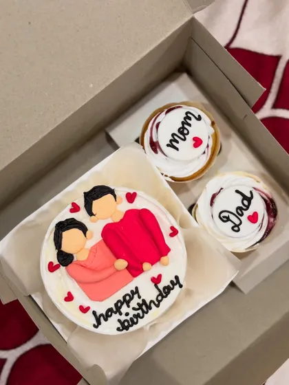 A heartwarming birthday set for a parent, featuring a bento cake with an illustration of a couple. The two cupcakes are individually labeled "Mom" and "Dad," making it a thoughtful family celebration cake.