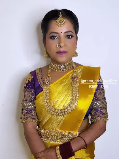 A classic portrait pose, perfect for showing off the complete jewellery set.