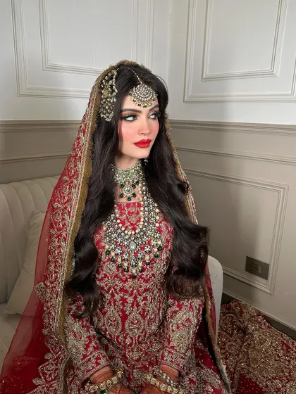 Another angle of this exquisite Walima bridal set, showing how the jewellery frames the face and adds a regal touch to the entire ensemble.