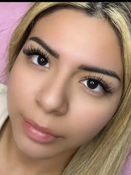 Here is how a beautifully crafted set of hybrid lashes frames the entire face. This look provides the perfect balance of length and volume for an effortlessly enhanced, bright-eyed appearance.