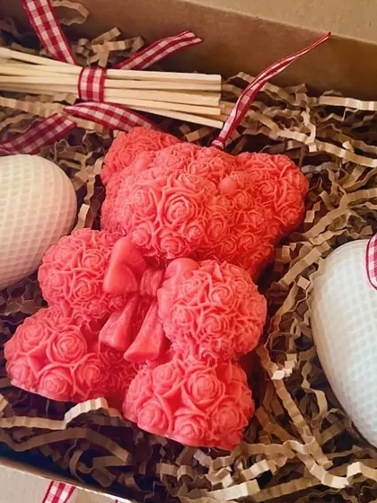 A rustic-themed bridesmaid hamper with rose-teddy candles, waffle-heart candles, and matchsticks. It's a cozy and thoughtful gift for your bridal party.