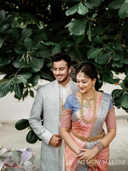 A lovely photo of the couple. The bride's pastel-toned saree is paired with soft, complementary makeup.