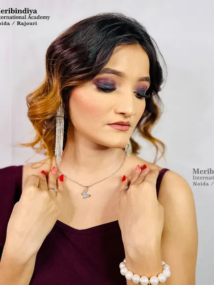 Another angle of the soft wavy hairstyle, demonstrating a versatile look that can be adapted for many occasions.