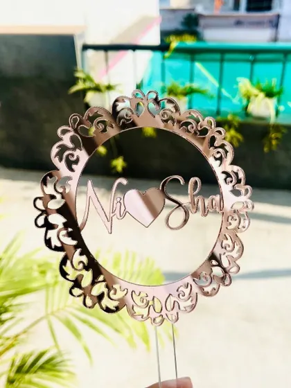 A "Ni-Sha" topper in a delicate, lace-like frame, another example of a romantic and intricate design.