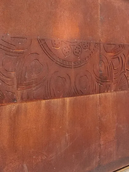 The texture and pattern of the corten steel gate, a bespoke element that makes the entrance to the Siri residence truly unique.