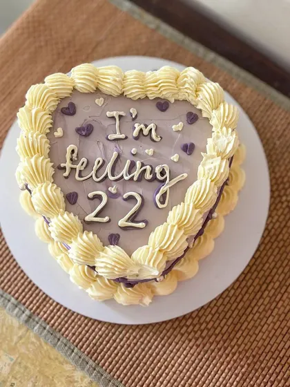 For when you're "feeling 22"! This vintage-style heart-shaped cake is a super trendy design, perfect for a birthday celebration.