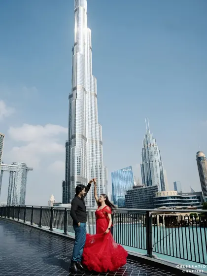 A playful dance on a bridge in Dubai. Our red ruffled gown moves beautifully, making it ideal for dynamic and fun pre-wedding photos.