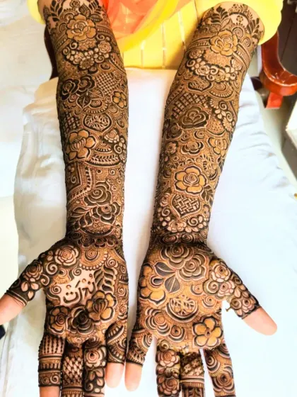 This bridal design is full of variety, from the detailed finger work to the larger floral motifs on the palms and arms.