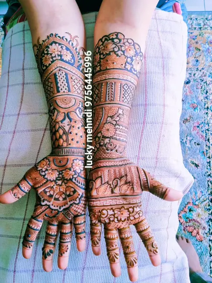 A lovely bridal design with a mix of floral and traditional elements. The peacocks and swans on the arms add a touch of elegance and grace.