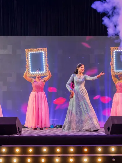 A bride's emotional solo performance, using lit-up mirror frames as props for a creative and visually impactful act.