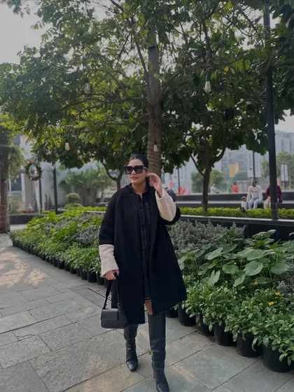 The oversized sunglasses add a touch of glamour to this winter city outfit.