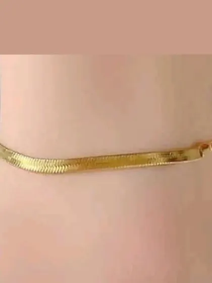 A simple and elegant flat snake chain anklet. This piece is made from color-stable material, making it perfect for everyday wear.