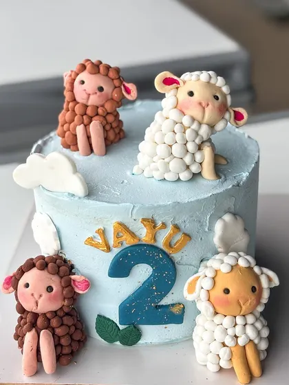 Baa baa! This adorable sheep-themed cake was for Vayu's 2nd birthday. It's a chocolate cake sweetened with date sugar, showing I can accommodate requests for refined sugar-free options.