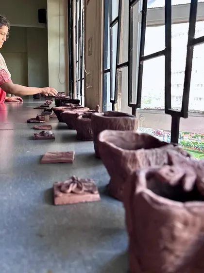 The results of a workshop with architecture students, their hand-built clay pieces drying by the window. Each piece reflects a unique exploration of form and material.