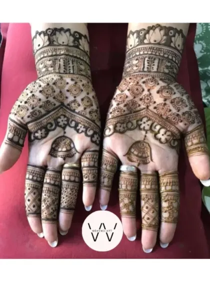 Another lovely design for a wedding guest, featuring jhumka (earring) motifs.
