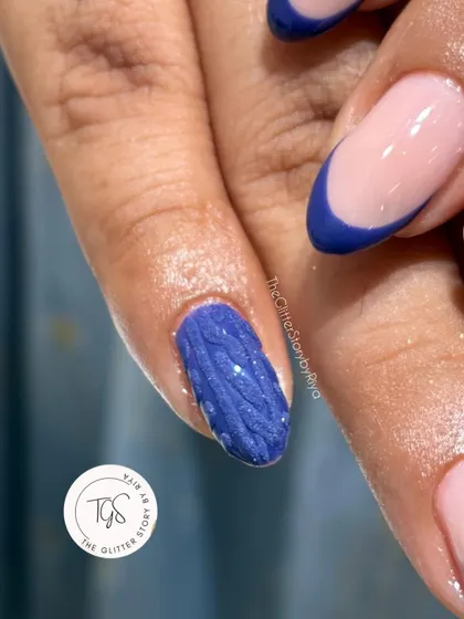 Cozy sweater-weather nails. This design features a 3D cable-knit sweater texture on the accent nail, paired with a classic blue French manicure for a chic winter look.
