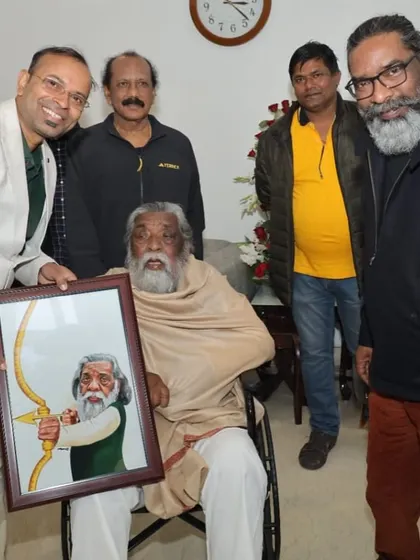 A group photo with the venerable Shri Shibu Soren after the art presentation.