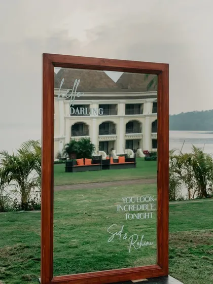 A simple yet elegant welcome mirror with a sweet message for the guests. It's a great spot for a quick selfie.