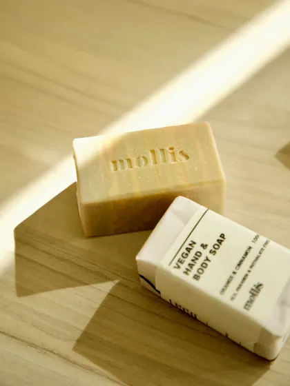 A festive blend of warm cinnamon and zesty orange. This soap, enriched with hibiscus and turmeric powder, is the perfect indulgence for the Christmas season.
