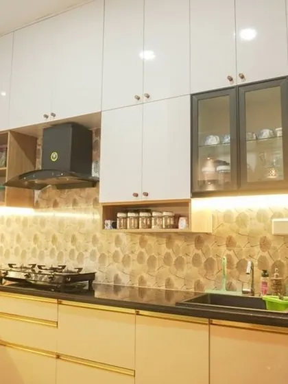 This image showcases the full L-shaped layout with the decorative backsplash. The integrated washing machine is a great example of our space-saving solutions for modern apartments.