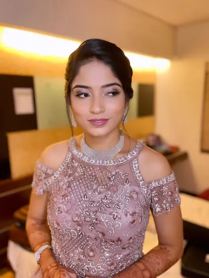 A full look at Dr. Sunayana's reception style. The makeup is glamorous yet feels light and comfortable.