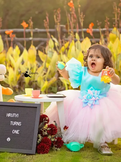 A candid moment of surprise and delight during Hrutvi's first birthday tea party. These expressive shots are always my favorite.