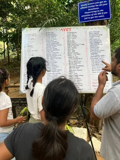 An expert from the wildlife hospital explains the different species of birds (aves) they care for. This is a direct lesson in local biodiversity and the challenges these animals face.