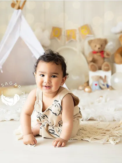 A sweet, crawling-phase portrait. This baby's happy expression is captured perfectly in this bright and airy tent-and-teddy-bear setup.