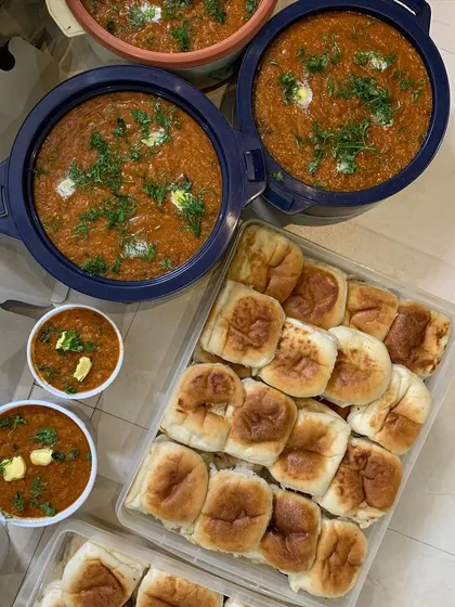 Another view of the delicious Pav Bhaji, ready to be served with buttered pav.