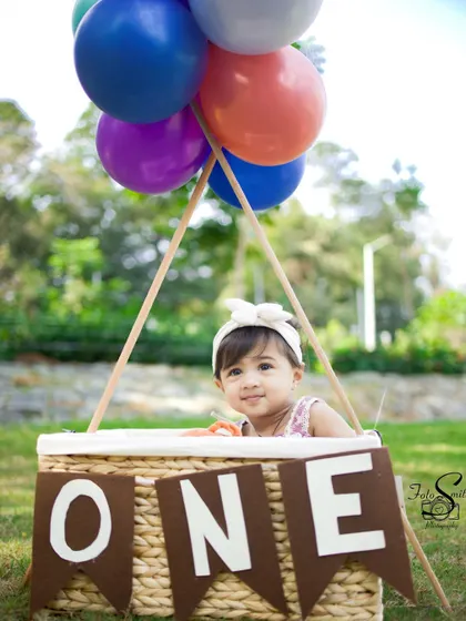 A sweet smile from inside the hot air balloon basket. Outdoor first birthday shoots in Mumbai's parks offer such beautiful natural light and scenery.