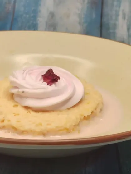 A rose-flavored Tres Leches cake, a delicate and aromatic variation of the classic.