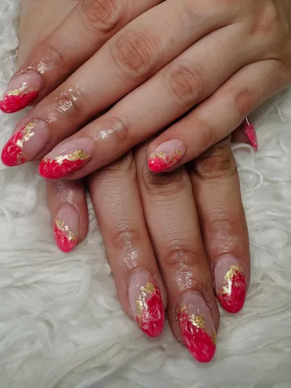A beautiful abstract design using pink and gold foil on a clear base. This is a great option for a modern and artistic wedding guest look.