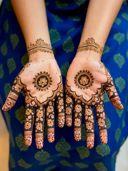 A lovely lotus-themed design for the bride's sister, with filled-in floral patterns on the fingers.
