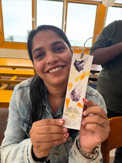 This lovely bookmark, adorned with the imprints of various flowers, is a perfect example of the beautiful and personal items you can create in my Tatakizome workshop.