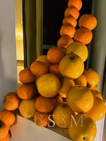 A celebration of nature's abundance. This artistic fruit tower of oranges and grapefruits is a sensory journey, with the refreshing scent of citrus filling the air. It's a unique and healthy centerpiece for any event.