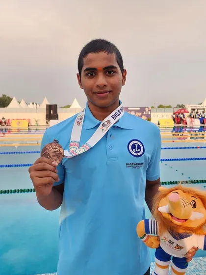 Theerthu Mongam with his bronze medal in the 400m Freestyle.